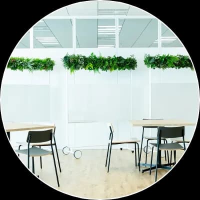 無機質なパーテションをグリーンであしらい